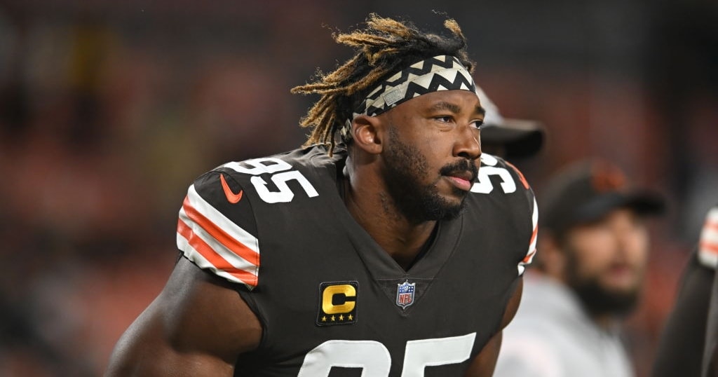 Browns DE Myles Garrett leaves joint practice early with trainers