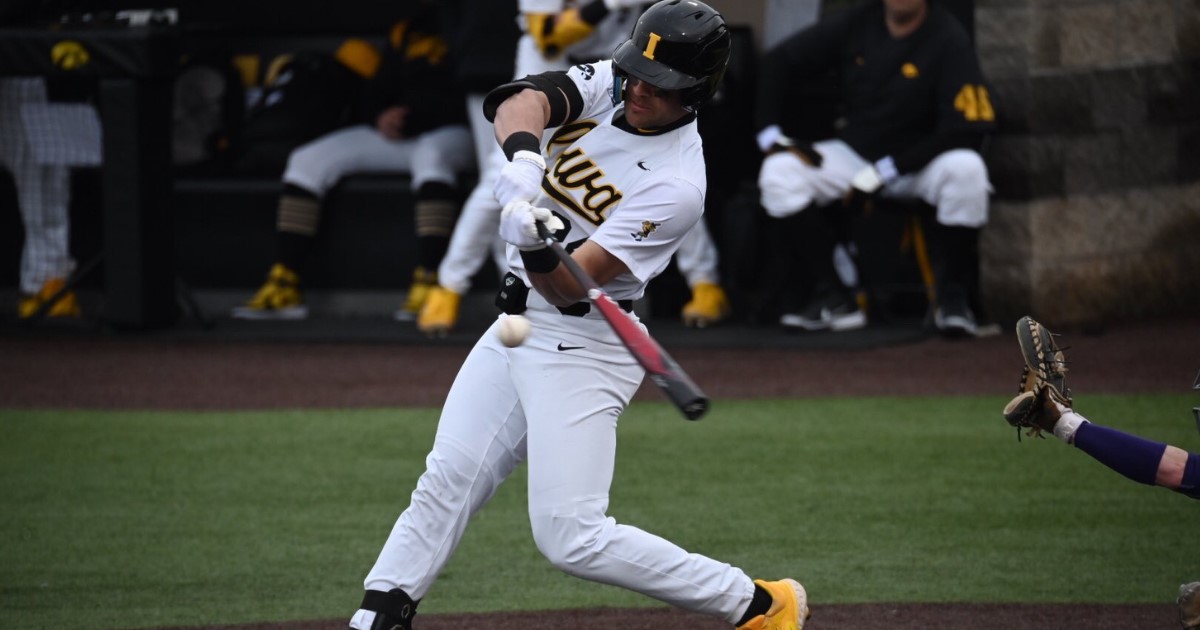 hawkeyes-defeat-loras-home-opener