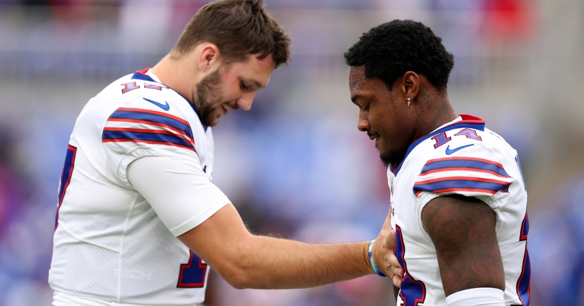 WATCH: Scuffle breaks out in Dolphins-Bills game following late hit by  Elandon Roberts on Josh Allen - On3