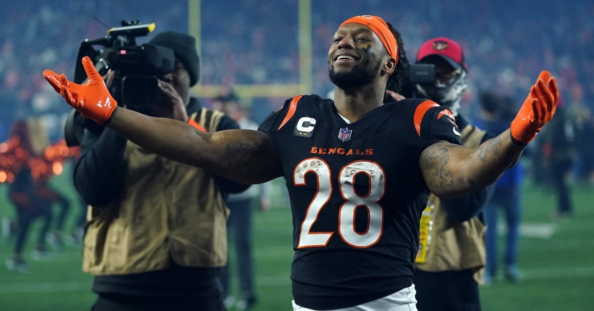 Bengals RB Mixon celebrates touchdown with coin flip