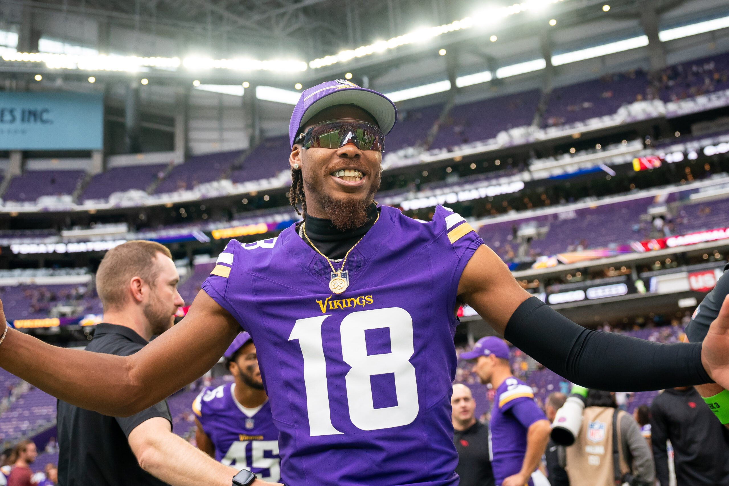 Justin Jefferson sports Randy Moss Pro Bowl jersey during warmups