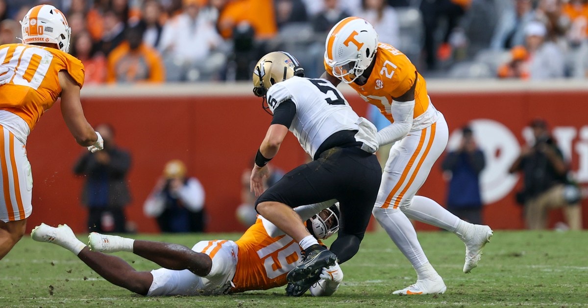 a-j-swann-leaves-tennessee-game-injured-following-big-sack
