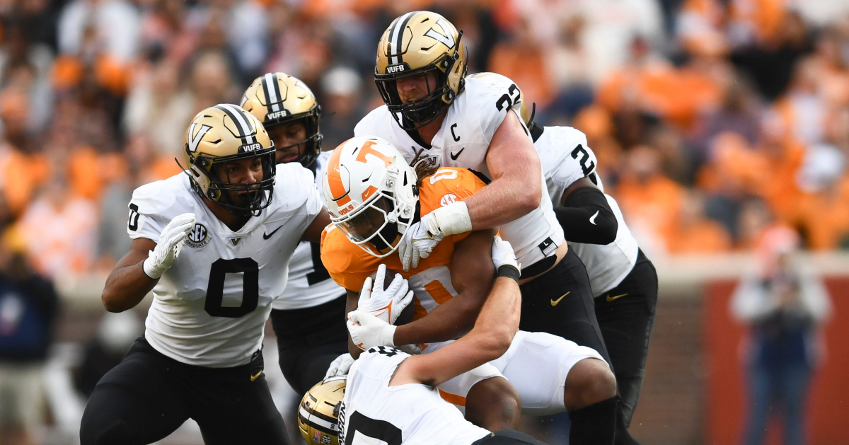 vanderbilt-tennessee-players-get-into-full-on-brawl-during-game