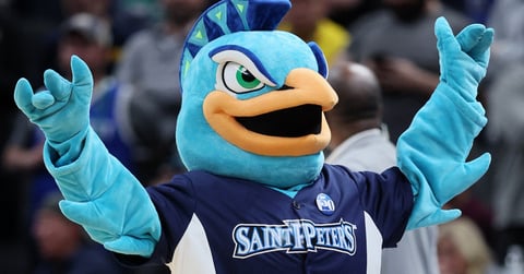 LOOK: Saint Peter's trolls Kentucky basketball using Kentucky Derby upset