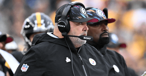 Mike McCarthy spends halftime of Steelers vs. Buccaneers in medical tent with apparent leg injury