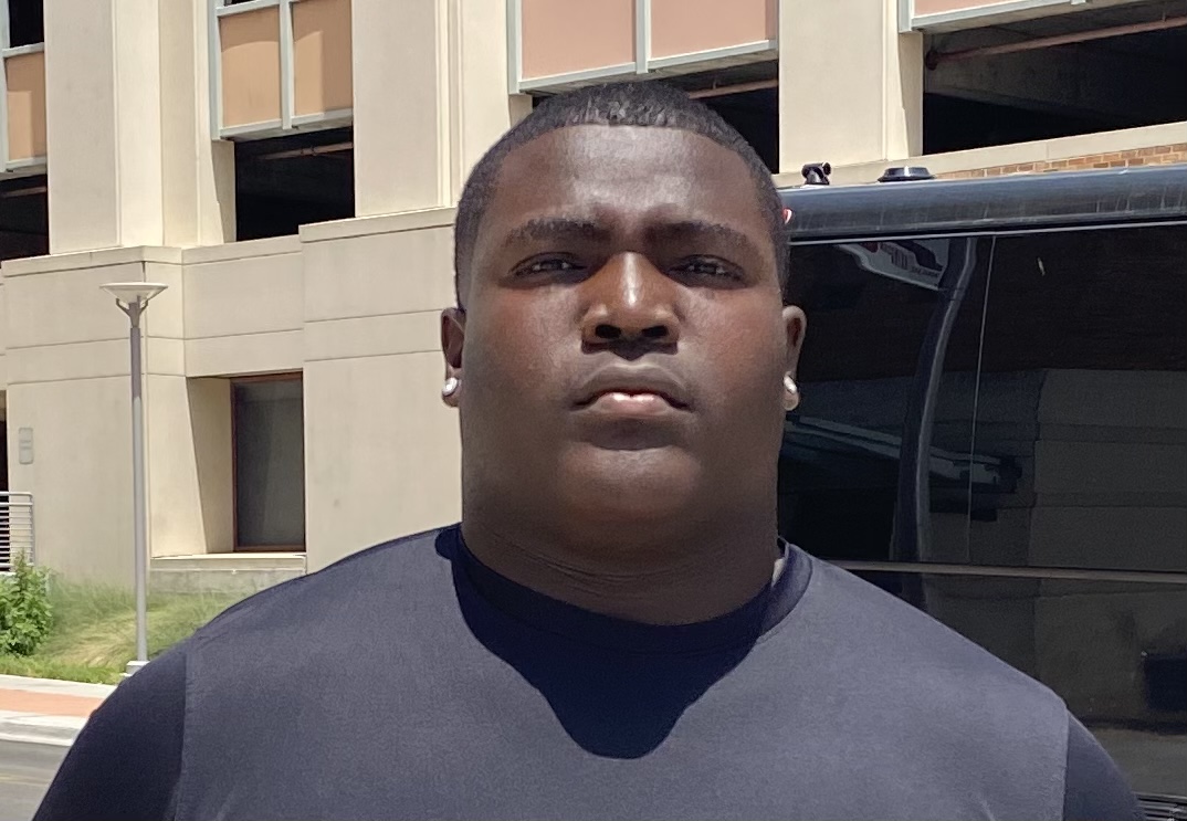 Texas football offers giant DeSoto 2025 OT Byron Washington