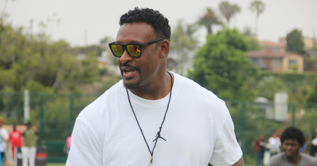 Willie McGinest Jr., Long Beach native and former NFL player, delivers 100  grocery store gift cards to families in need – Press Telegram