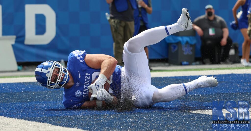 Kentucky tight end Brenden Bates catches a touchdown pass at Kroger Field