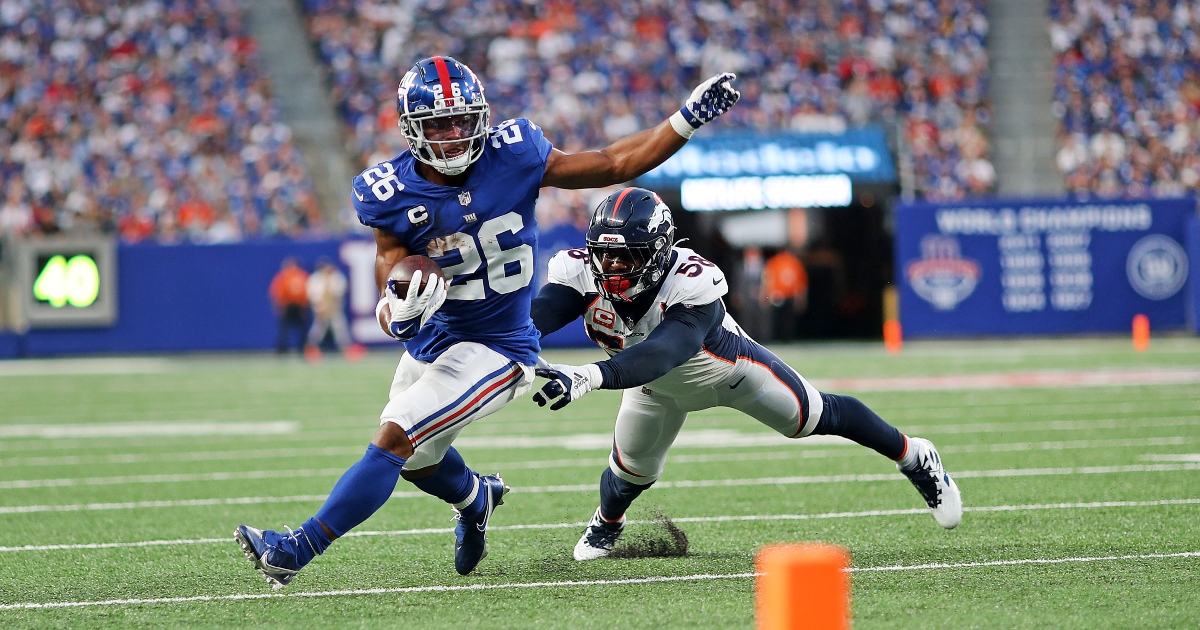 Giants' Saquon Barkley returns to the field a day after signing a