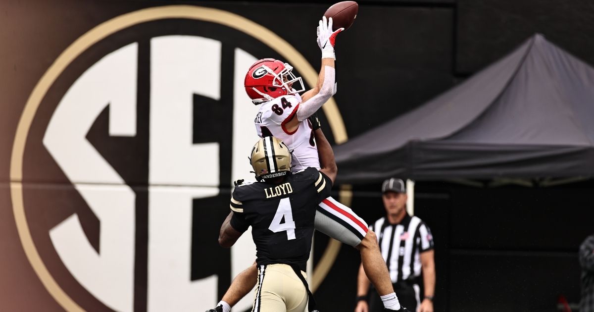 Daniels plays quarter as No. 2 Georgia dominates Vandy 62-0