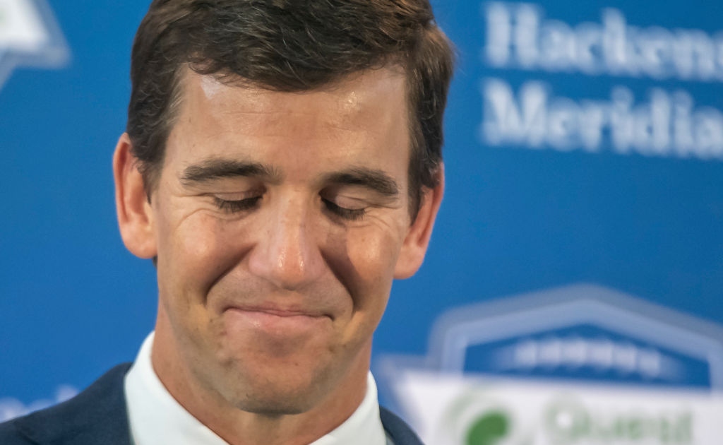 Eli Manning took a spill while trying to record his children skiing -  Article - Bardown