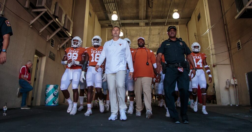 watch-texas-gets-off-to-early-14-0-lead-in-red-river-rivalry-against-oklahoma-xavier-worthy-bijan-robinson