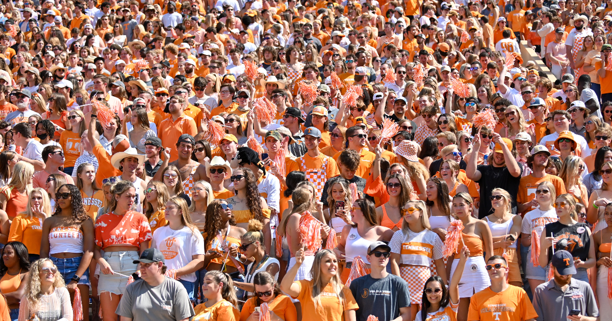 Tennessee receives penalty from SEC for throwing trash, delaying game
