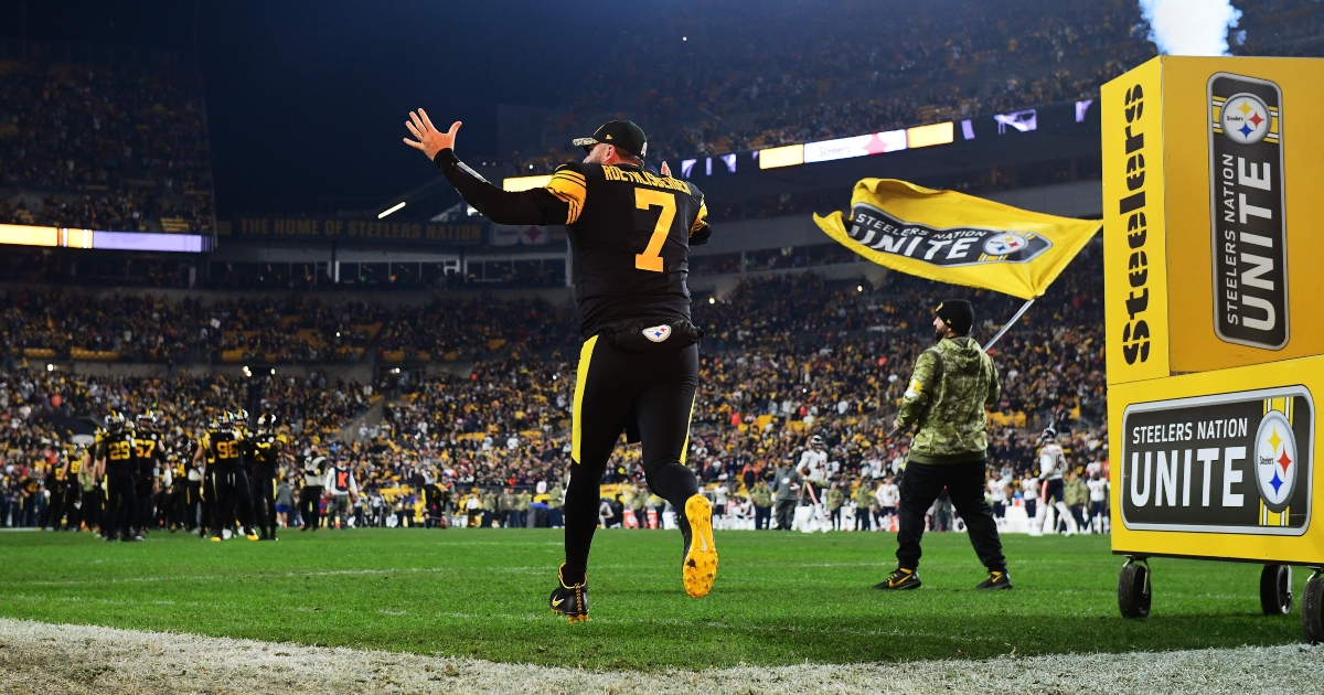 Ben Roethlisberger gets a home salute after helping the Steelers