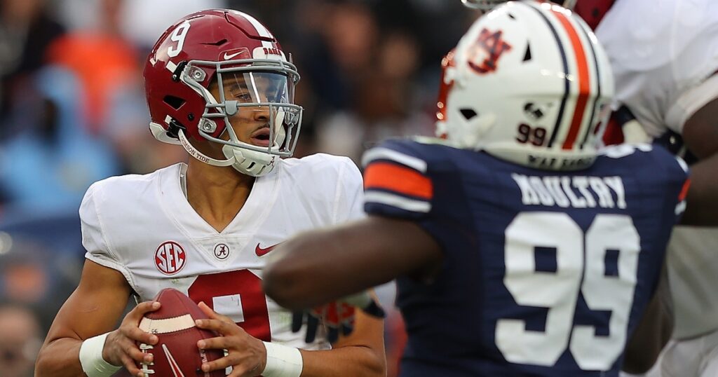 watch-bryce-young-throws-game-tying-touchdown-fourth-quarter-jacorey-brooks-auburn-tigers