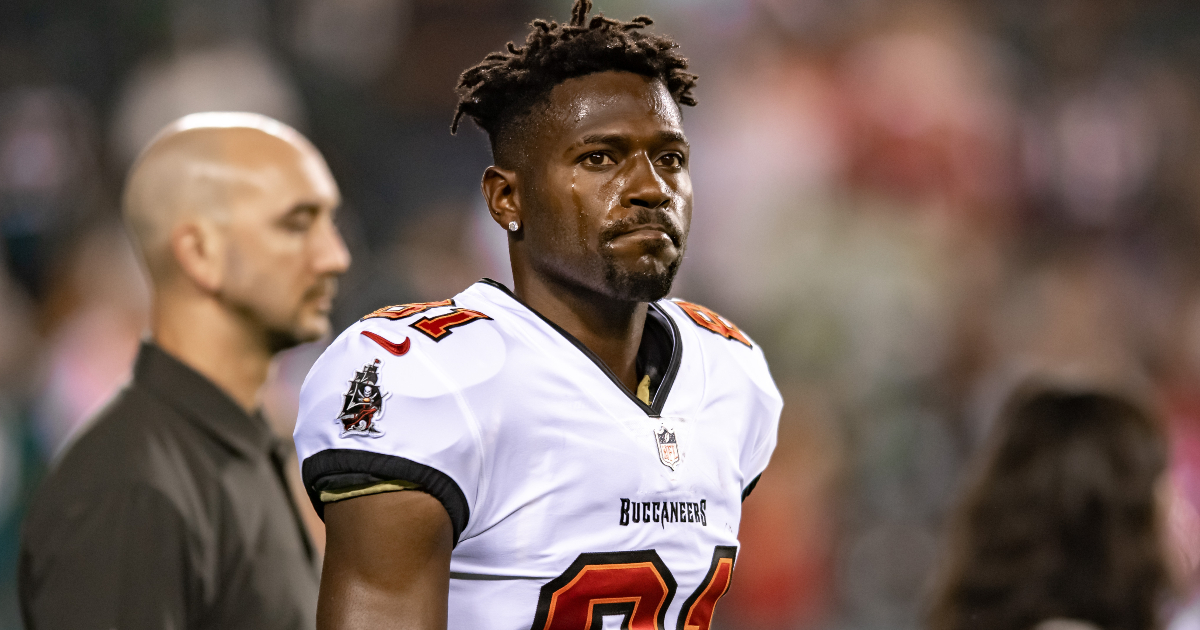 Antonio Brown and two other NFL players suspended for misrepresenting  COVID-19 vaccine status - CBS News