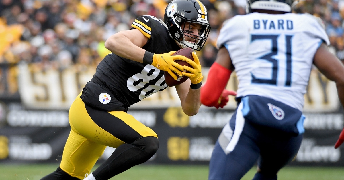 Steelers TE Pat Freiermuth headed to the locker room with injury