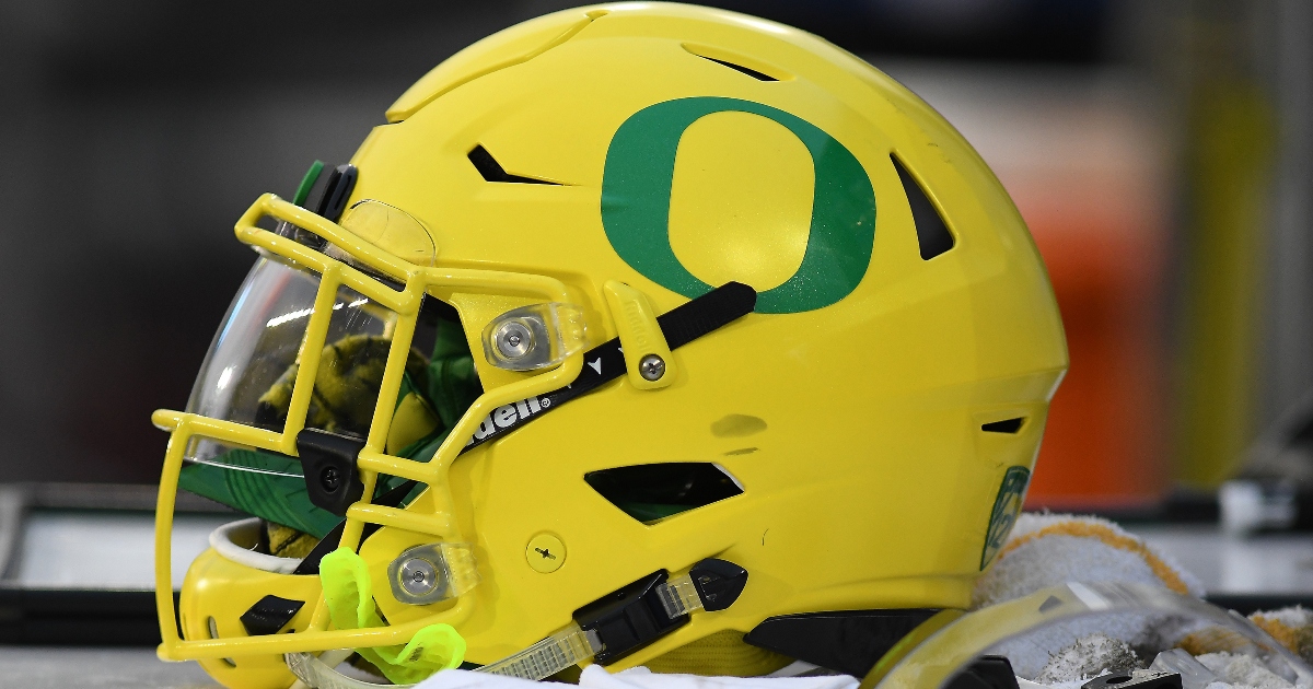 Oregon-football-helmet-2.jpg