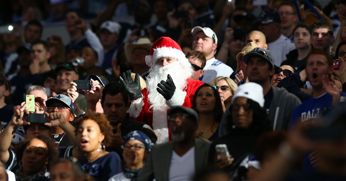 Hawaii family's Dallas Cowboys-themed Xmas decorations go viral