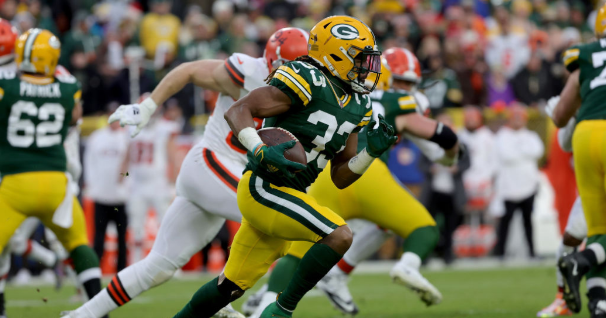Packers running back Aaron Jones limps off field late against Browns - On3