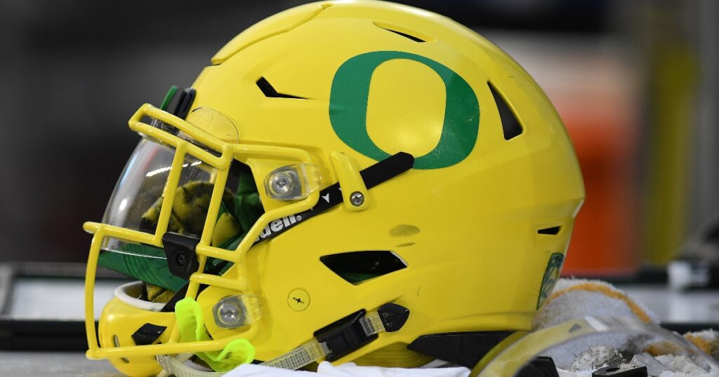 key-oregon-offensive-lineman-announces-intentions-for-2022-season