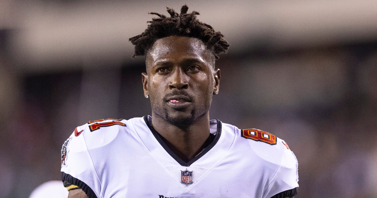 Antonio Brown Storms Off Field During Buccaneers' Win Over Jets