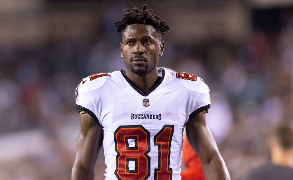 Antonio Brown 'no longer a Buc' after leaving in middle of Jets game