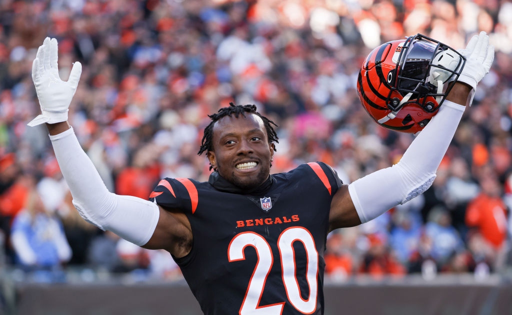 Cincinnati Bengals cornerback Eli Apple (20) runs for the play