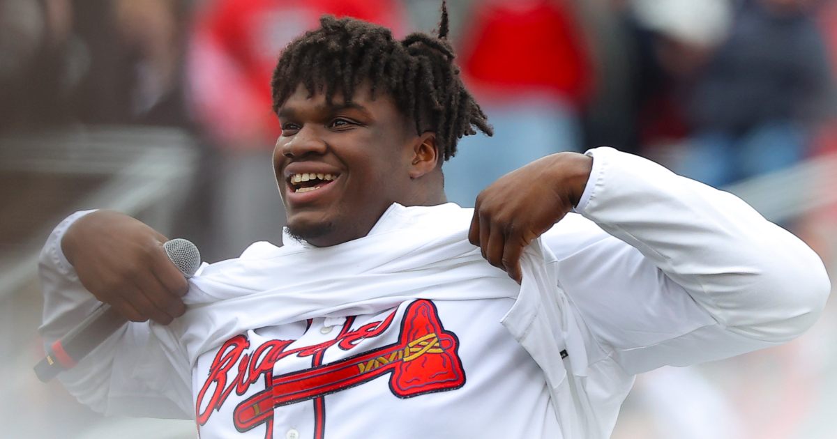 Jordan Davis rocks Braves jersey celebrating Georgia's national title