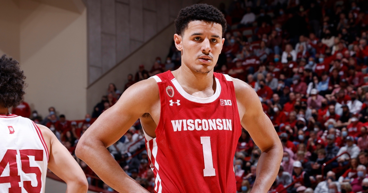 Wisconsin Badgers men's basketball: Johnny Davis leaves Nebraska game with  injury after flagrant foul - Bucky's 5th Quarter