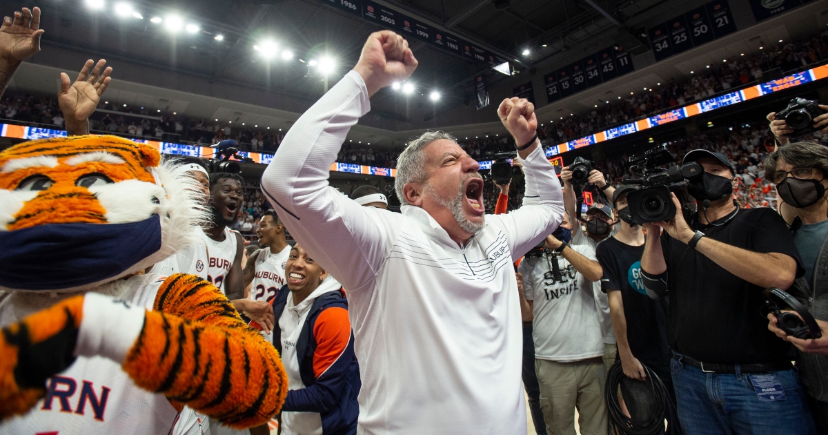 WATCH: Bruce Pearl makes wish after Auburn fans sing ‘Happy Birthday’ - On3
