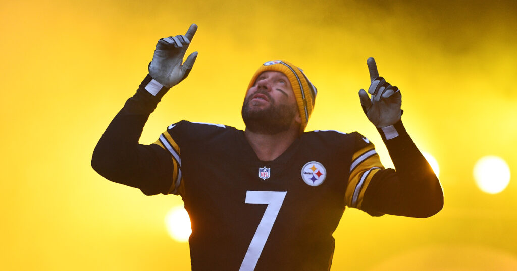 pittsburgh-penguins-pay-tribute-to-steelers-quarterback-ben-roethlisberger-with-jerseys-ceremony-against-new-york-rangers
