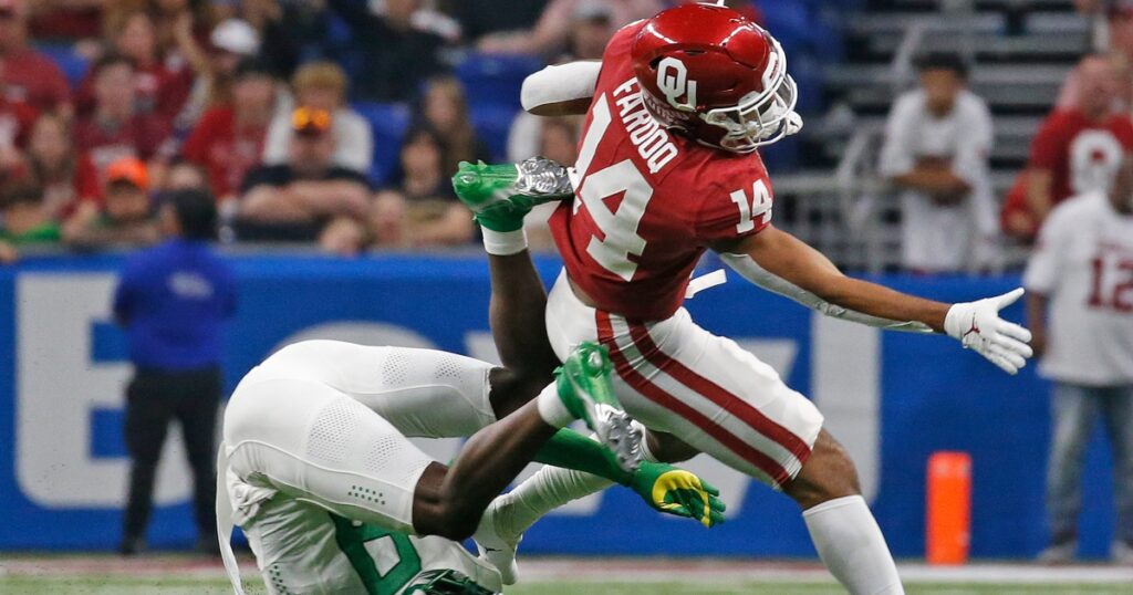 oklahoma-wide-receiver-jalil-farooq-makes-insane-one-handed-catch-spring-dillon-gabriel