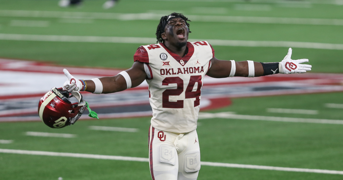 Oklahoma linebacker Brian Asamoah runs the 40-yard dash during the NFL  football scouting combine, Saturday, March 5, 2022, in Indianapolis. (AP  Photo/Darron Cummings Stock Photo - Alamy