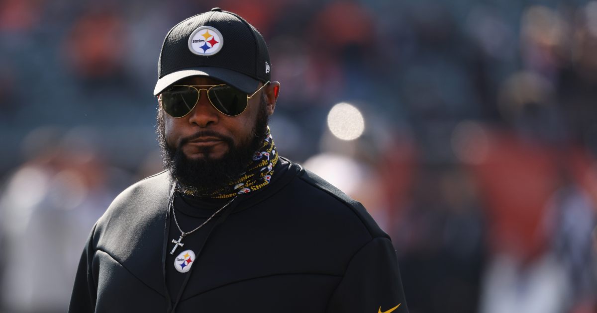 Head coach Mike Tomlin of the Pittsburgh Steelers argues a call with  News Photo - Getty Images