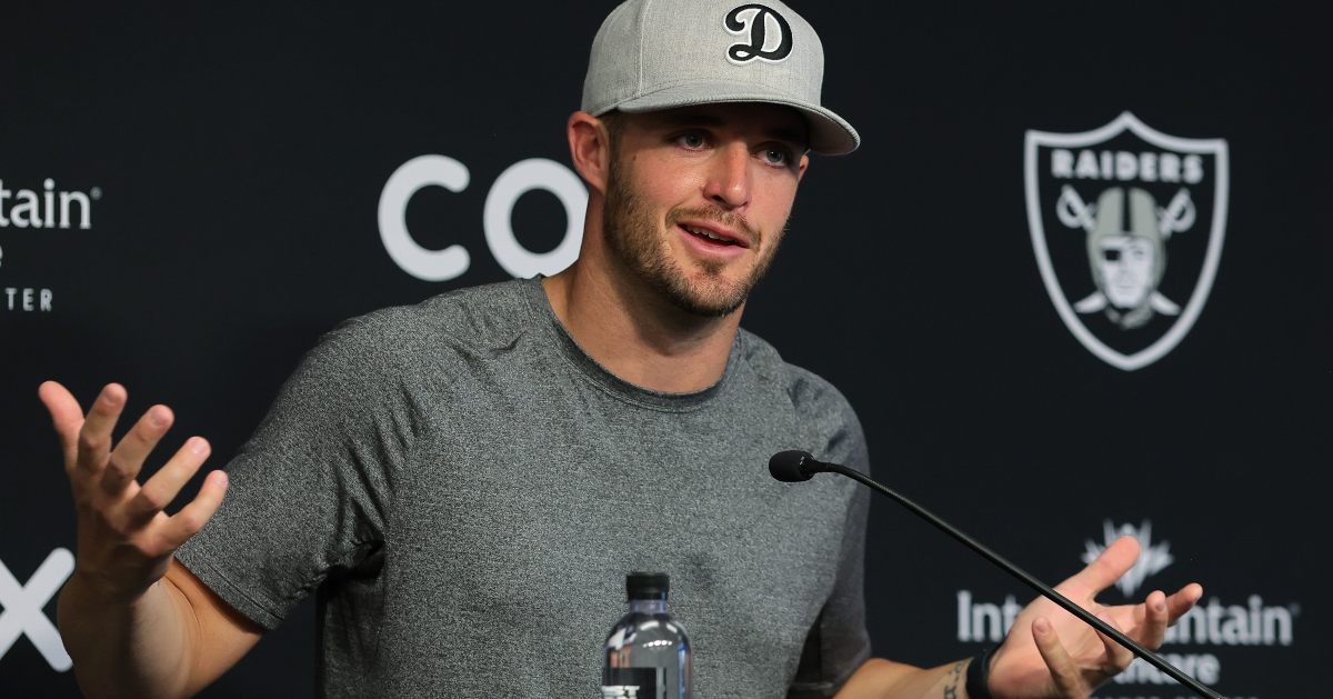 Las Vegas Raiders quarterback Derek Carr looks on during the national  Photo d'actualité - Getty Images