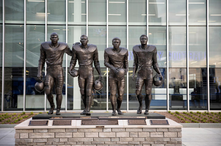 uk-football-statue
