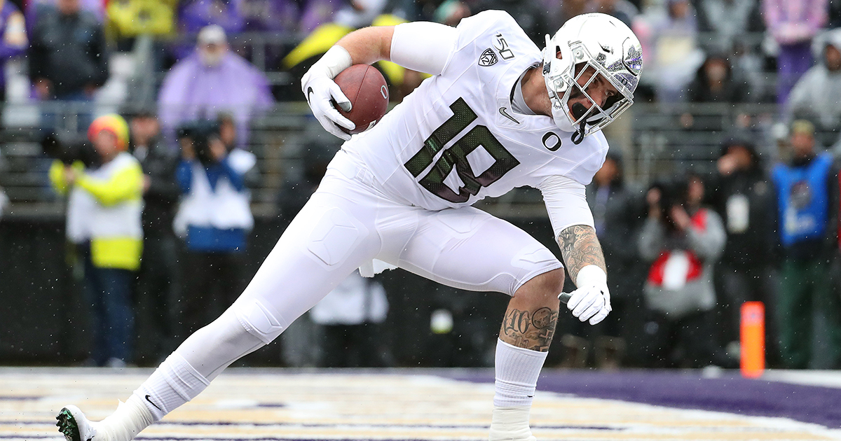 Oregon tight end, social media star, dies of head injury