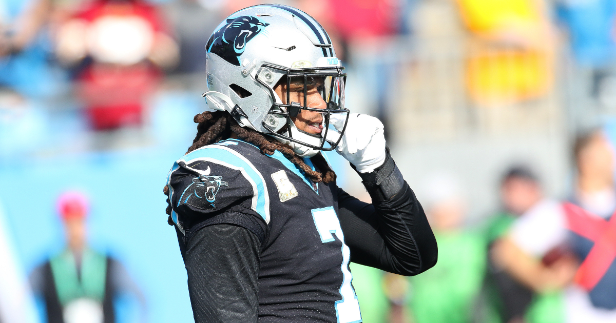 Shaq Thompson of the Carolina Panthers talks with teammates prior to  News Photo - Getty Images