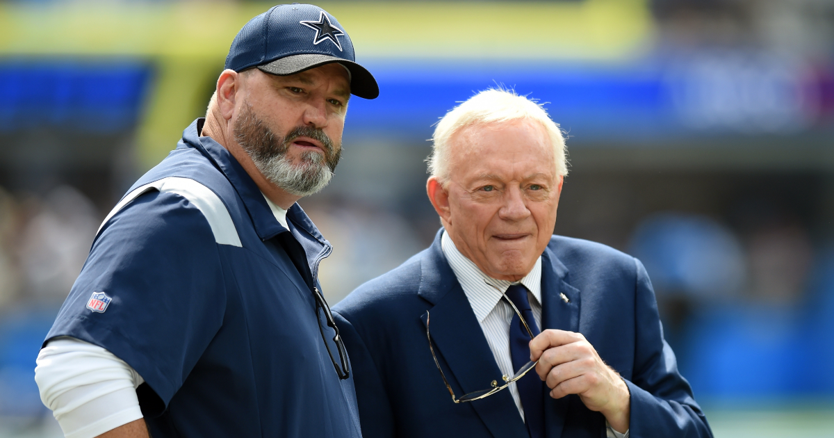 Dallas Cowboys head coach Mike McCarthy, left, and offensive