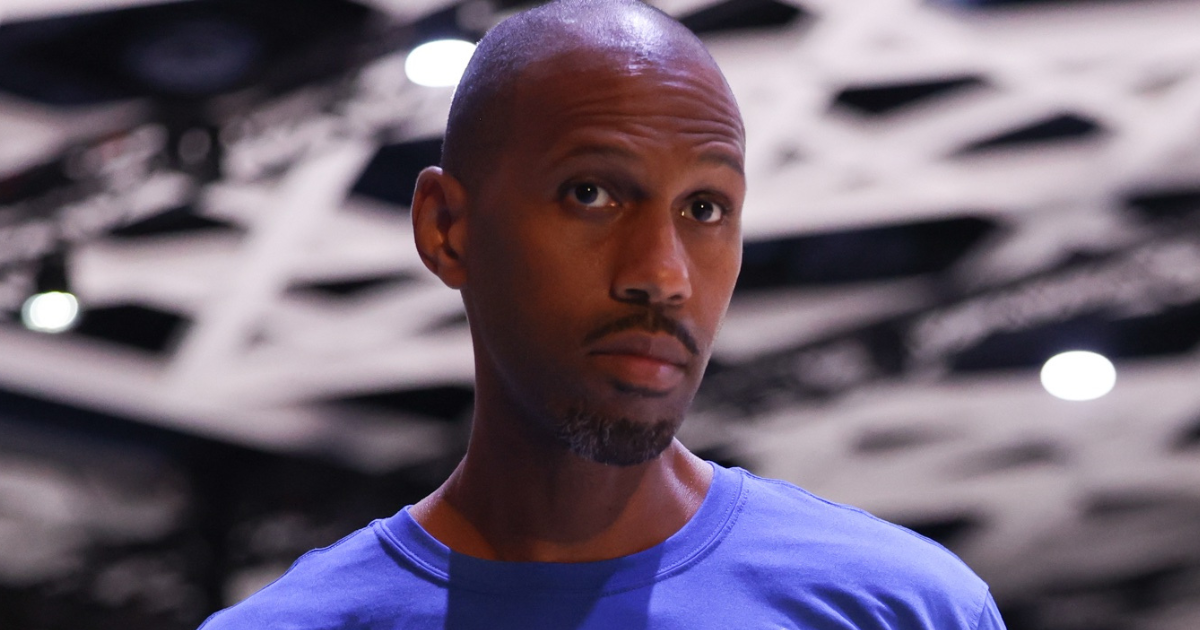 WATCH Kentucky basketball assistant KT Turner hits trick shot during