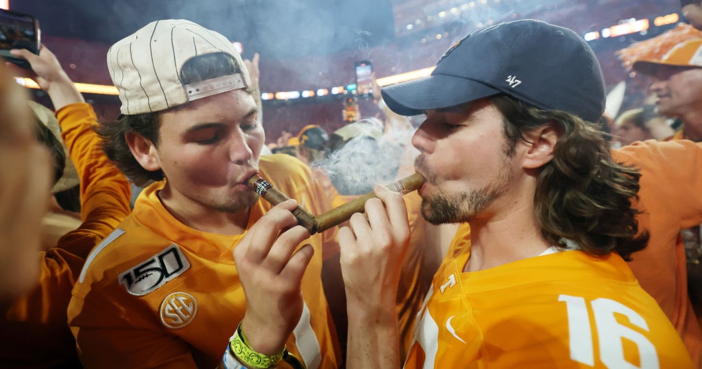 Tennessee football fans carry goalpost after Alabama win - Good Morning  America