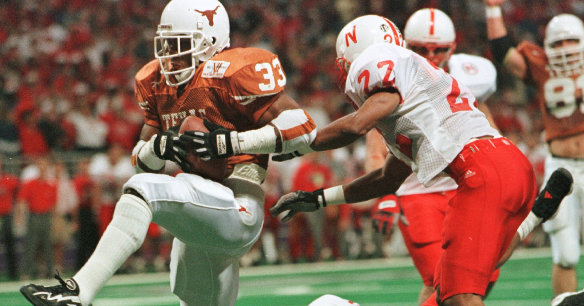 Former Chiefs star Priest Holmes graduates from Texas