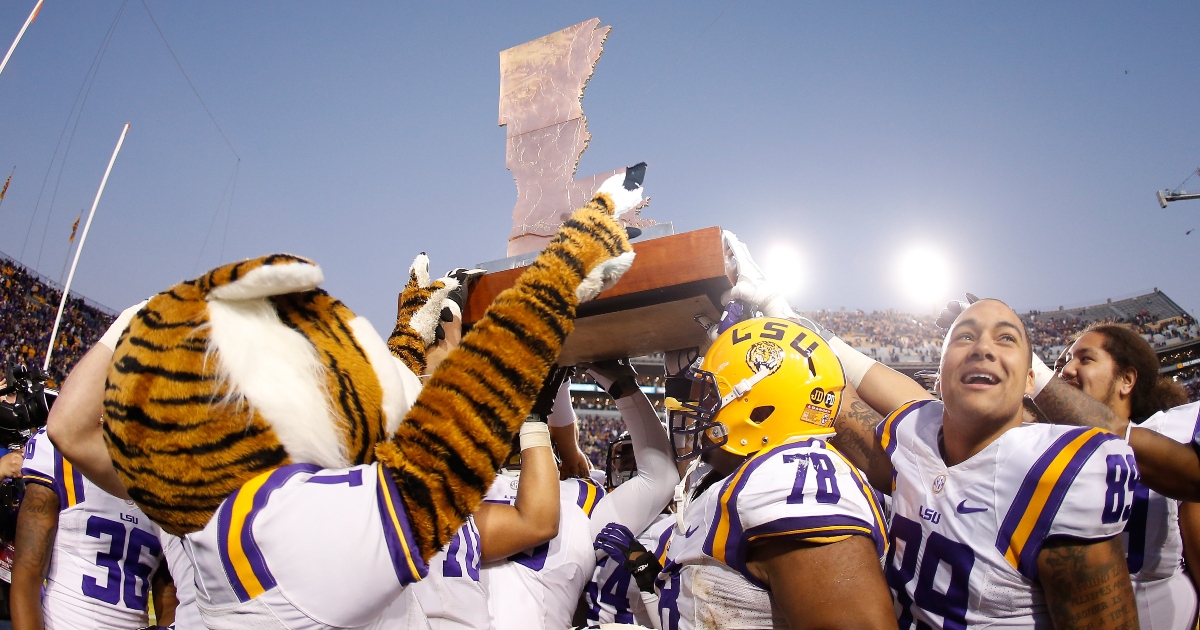 Brian Kelly discusses importance of reclaiming trophy in Battle for the