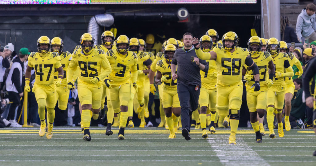 Oregon surges in recruiting rankings following commitment of 4-star offensive tackle