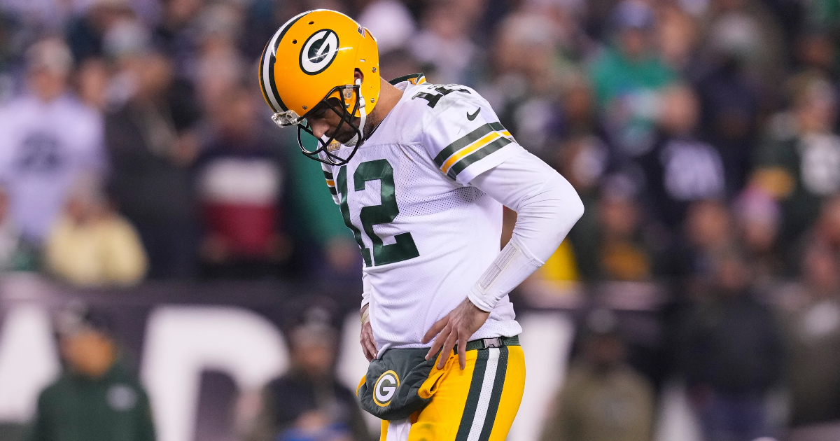 Aaron Rodgers leaves game in third quarter with oblique injury