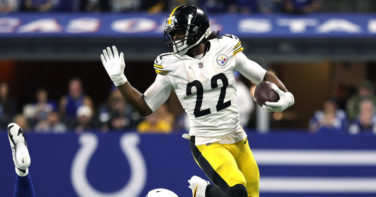 Najee Harris of the Pittsburgh Steelers looks on prior to an NFL game  News Photo - Getty Images