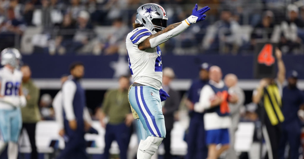 NFL Dallas Cowboys running back Ezekiel Elliott jumps into the Salvation  Army kettle 