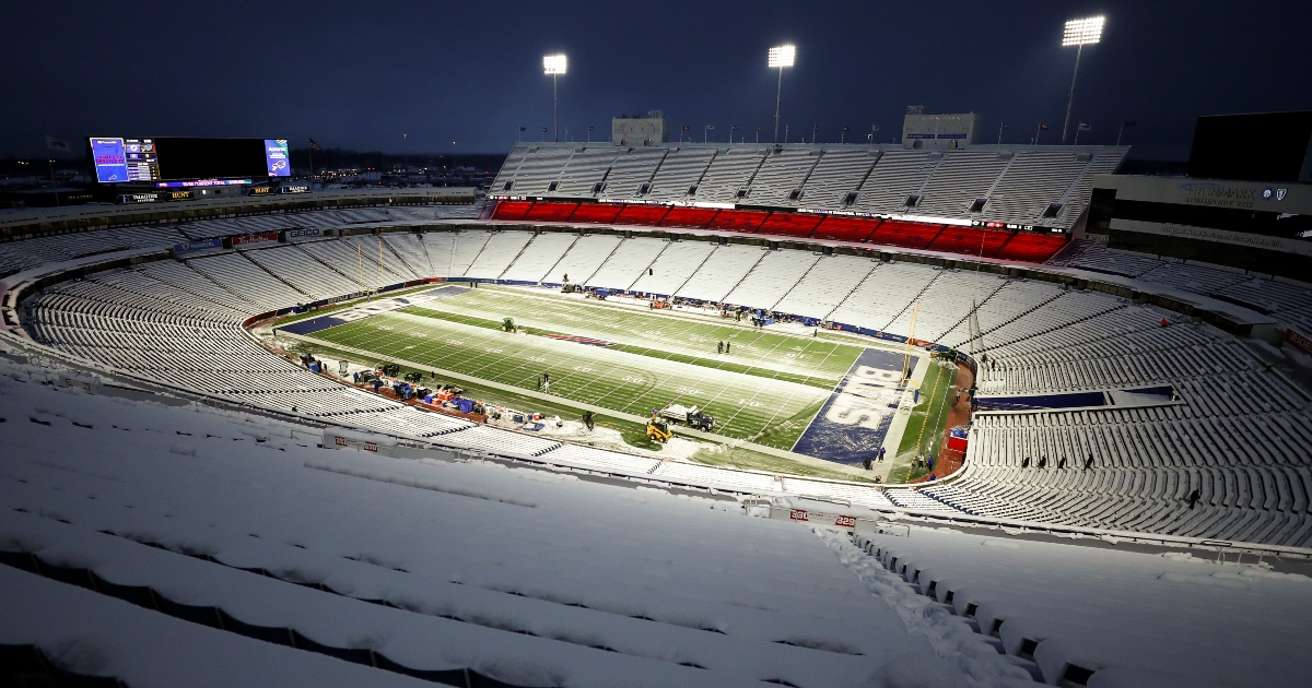 Dolphins-Bills delayed after fans throw snowballs following