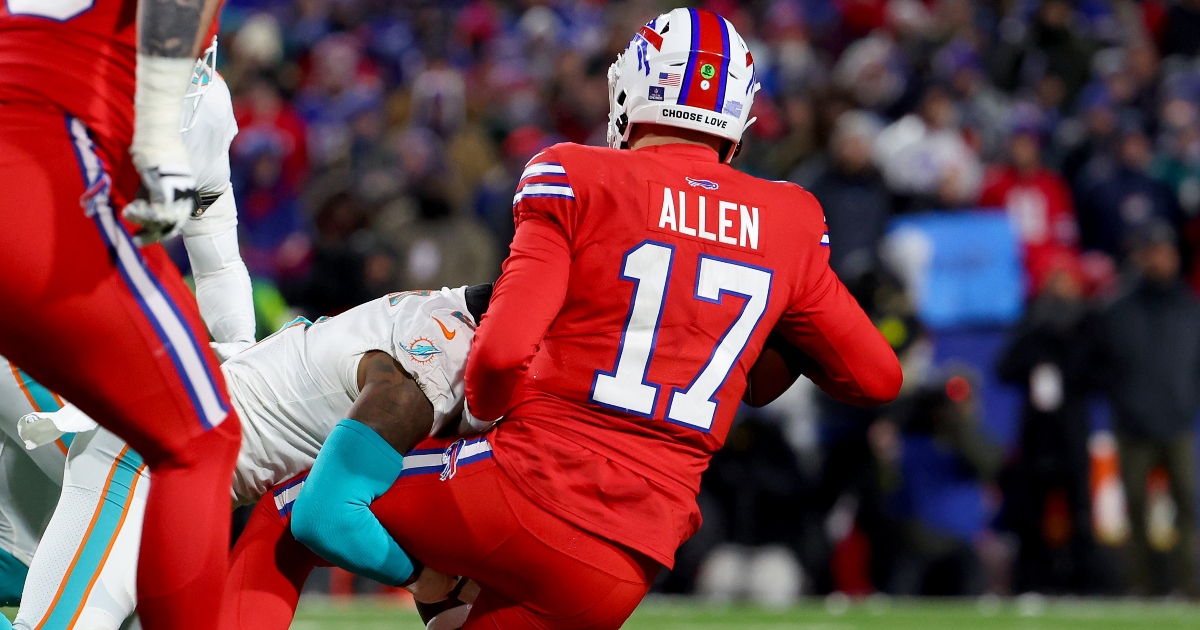 Officials warn Bills' fans throwing snow onto field vs. Dolphins